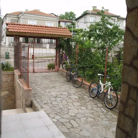 Ул. Братя Господинови 2 Byala (Varna)
